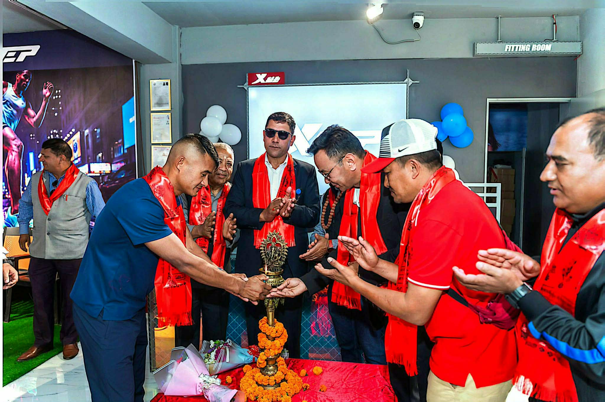पोखरामा एक्सटेपको नयाँ आउटलेटको शुभारम्भ, ‘पोर्टर’हरुलाई निशुल्क जुत्ता बितरण